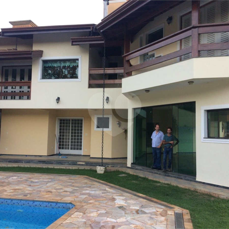 Casa à venda com 4 quartos, sendo 2 suítes, no condomínio Flamboyant, Atibaia - SP