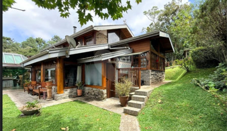Casa à venda com 4 suítes em Vila Natal, Campos do Jordão, SP