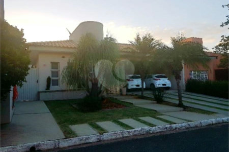 Casa à venda com 4 quartos, sendo 1 suíte, no condomínio Residencial Esplanada, Salto - SP
