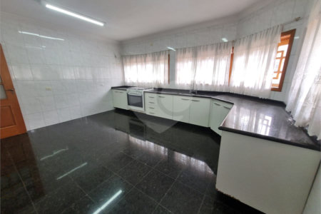 Sobrado à venda ou para alugar com 5 quartos, sendo 4 suítes,  em City América, São Paulo, SP