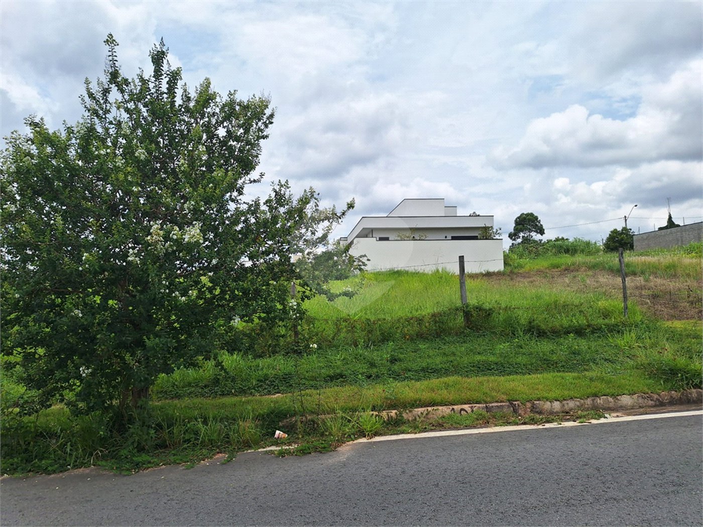 Terreno à venda com 1 suíte em Pinheirinho, Vinhedo, SP