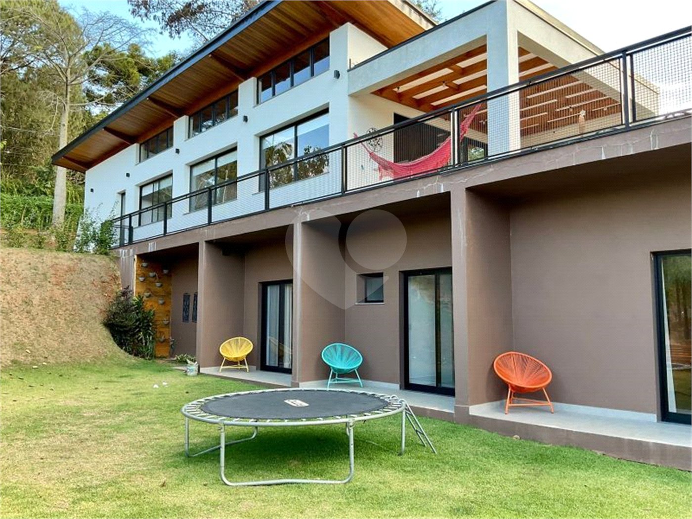 Casa à venda com 4 quartos, sendo 3 suítes,  no condomínio Vale da Santa Fé, Vinhedo - SP