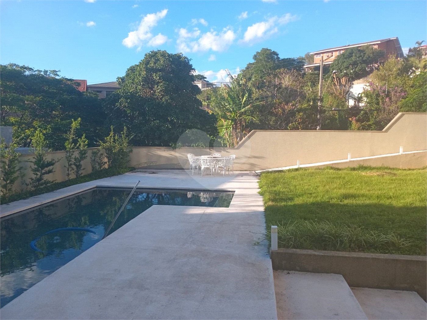 Casa à venda com 4 quartos, sendo 3 suítes, no condomínio Arco Iris, Atibaia - SP
