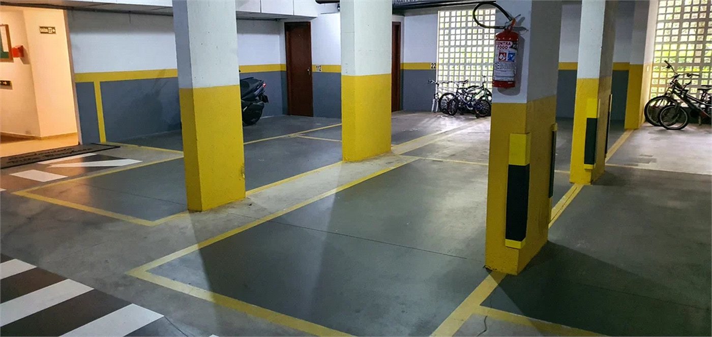 Apartamento luxuoso com 130m2, 3 suítes, 4 vagas.