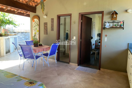 Casa à venda com 3 quartos, sendo 1 suíte, com vista deslumbrante em Recreio Maristela, Atibaia