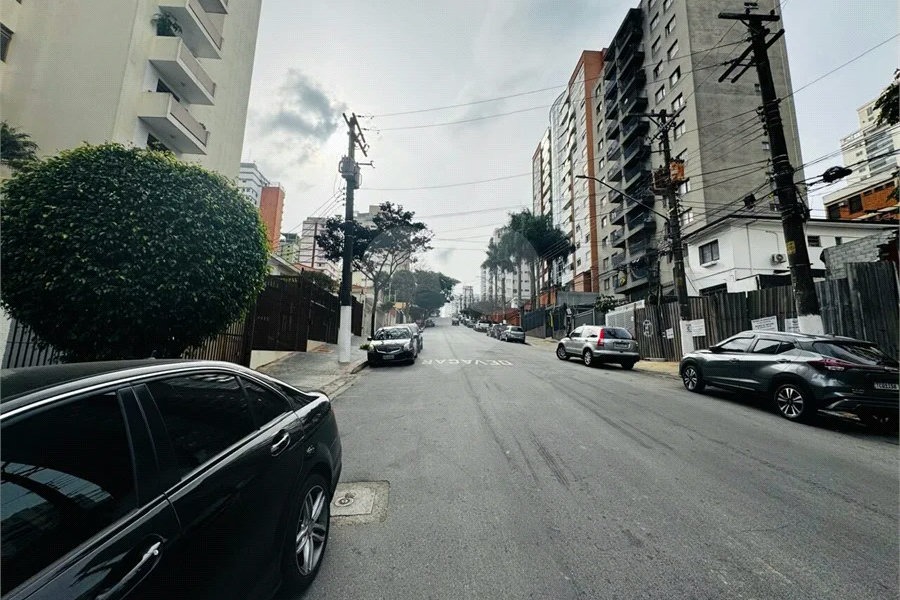 Vende-se Apartamento de 2 Quartos com Sacada na Vila Mascote