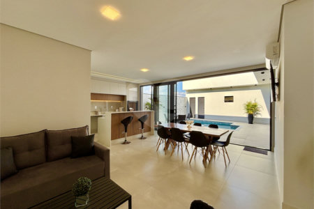 Indaiatuba - Sp - Condominio Maria Candida - R$ 2.250.000,00 - 3 suítes, sendo 1 master com closet e banheiro com duas cubas e dois chuveiros - Escritório - Piscina em Alvenaria aquecida e Hidro com Iluminação - Ar Condicionado instalado em todos os quartos, escritorio, sala e area gourmet