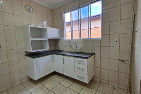 Casa para alugar com 3 quartos, sendo 1 suíte, no condomínio Santa Mônica, Atibaia - SP