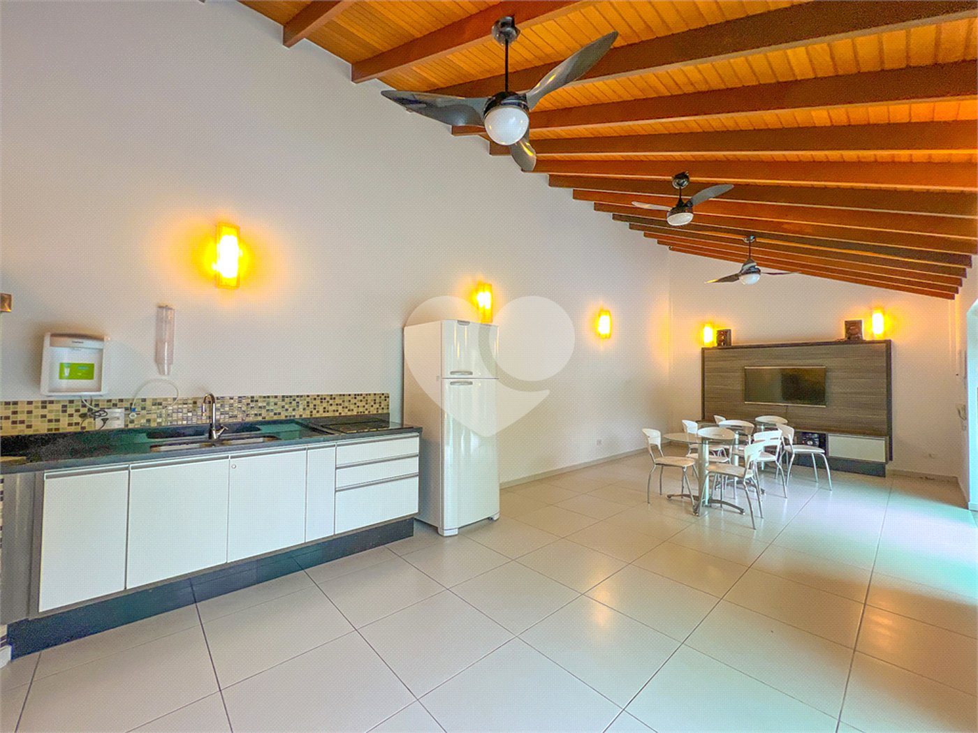 Casa à venda com 3 quartos, sendo 2 suítes, no condomínio Floradas da Serra, São Paulo - SP