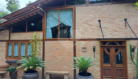 Casa à venda ou para alugar com 3 quartos, sendo 1 suíte,  no condomínio Parque Petrópolis 4 Secção, Mairiporã - SP