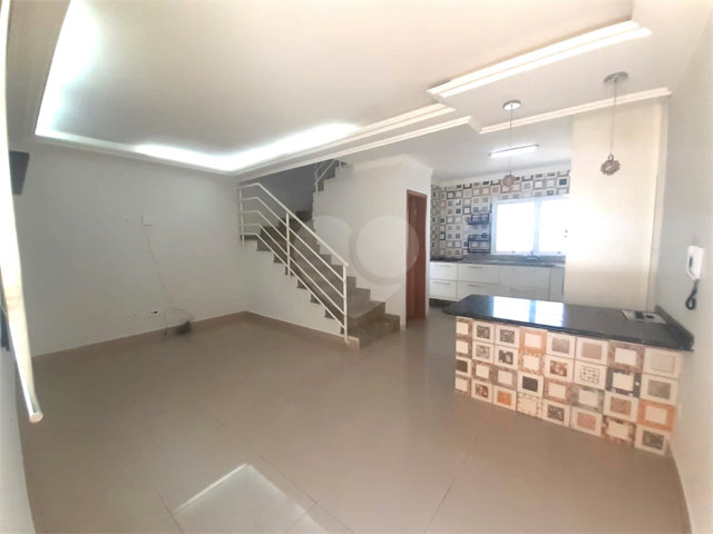 Casa à venda com 3 quartos, sendo 1 suíte,  no condomínio Apeu, São Paulo - SP
