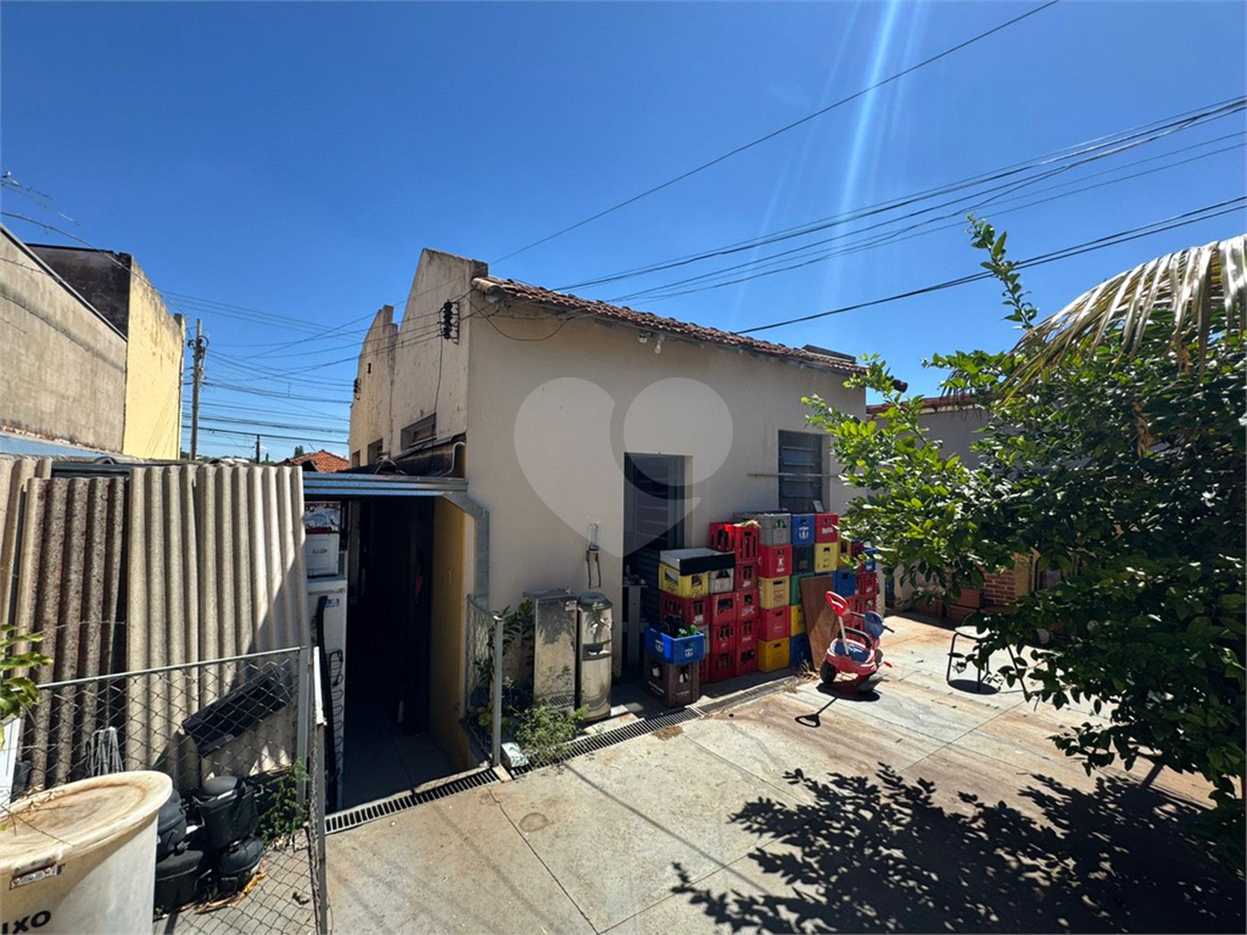 Casa com salão comercial, á venda, em São Carlos-SP.