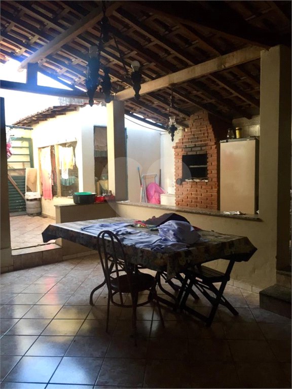 Casa térrea no Jardim Bandeirantes.