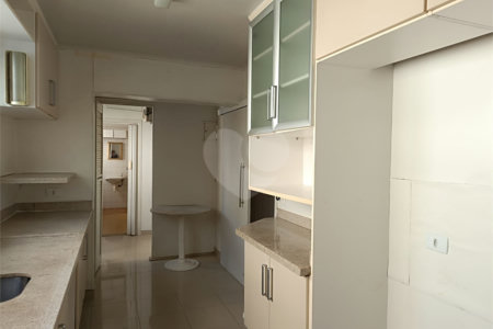 Apartamento à venda com 3 quartos, sendo 1 suíte, em Moema, São Paulo, SP