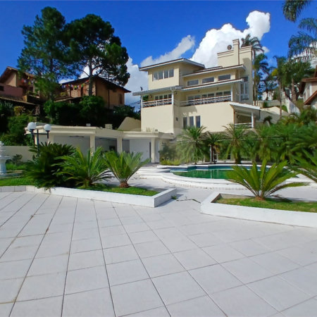 Casa à venda com 4 quartos, sendo 2 suítes, no condomínio Flamboyant, Atibaia - SP