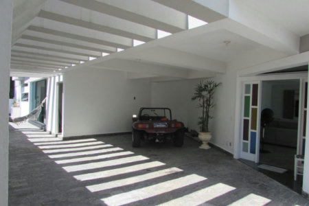Casa de Alto Padrão com 5 Suítes e Lazer Completo– Guarujá