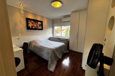 Casa à venda com 4 quartos, sendo 3 suítes,  em Vila Oliveira, Mogi das Cruzes, SP