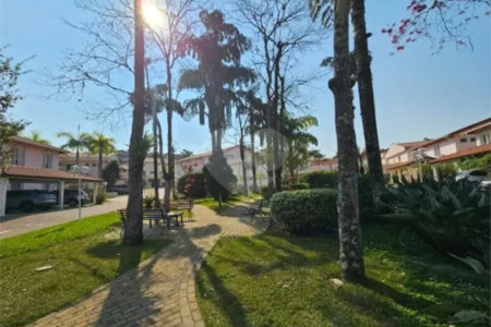Casa à venda com 3 quartos, sendo 2 suítes, no condomínio Vila Borghese, São Paulo - SP