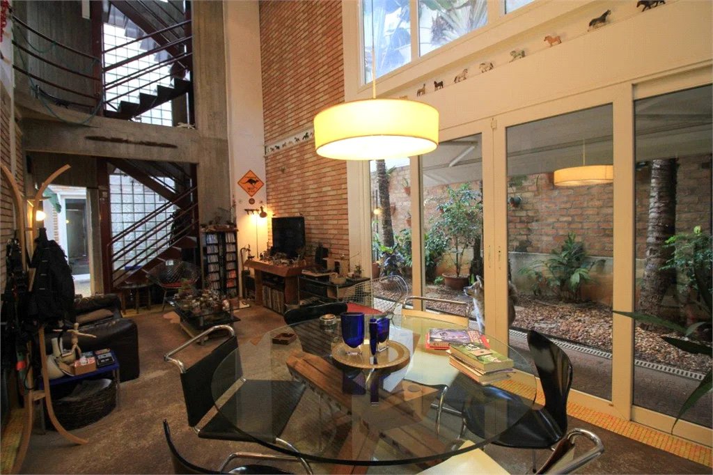 Casa à venda ou para alugar com 5 quartos, sendo 3 suítes, em Vila Madalena, São Paulo, SP