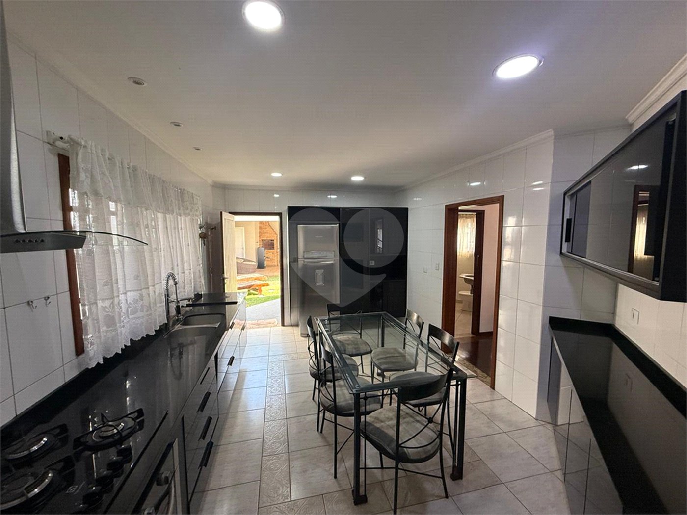 Casa à venda com 4 quartos, sendo 2 suítes,  no condomínio Arujá 5, Arujá - SP