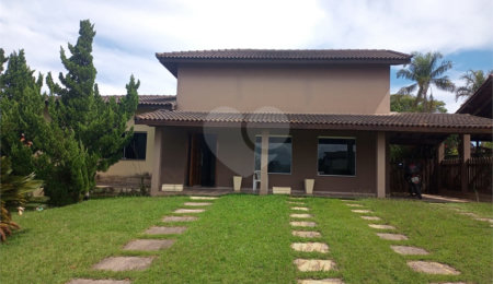 Casa à venda com 4 quartos, sendo 1 suíte, no condomínio Village da Serra, Araçoiaba da Serra - SP