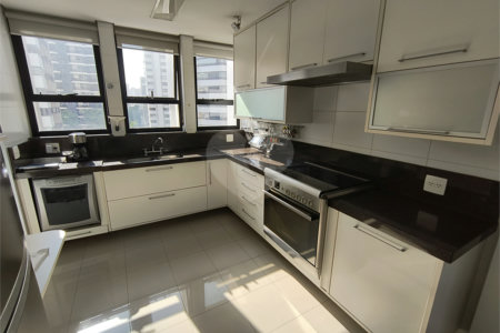 Este amplo apartamento de 290 m², completamente reformado, reúne sofisticação,