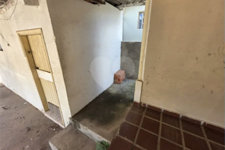Casa térrea à venda com amplo quintal e grande potencial na Vila Nery