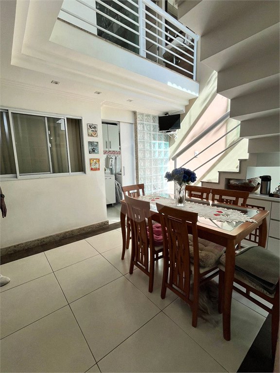 Casa à venda com 3 quartos, sendo 2 suítes, no condomínio Laura Serra, Rio de Janeiro - RJ