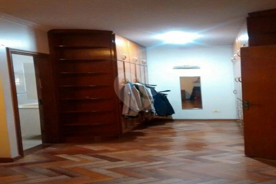 Sobrado à venda com 3 suítes em Jardim Peri, São Paulo, SP