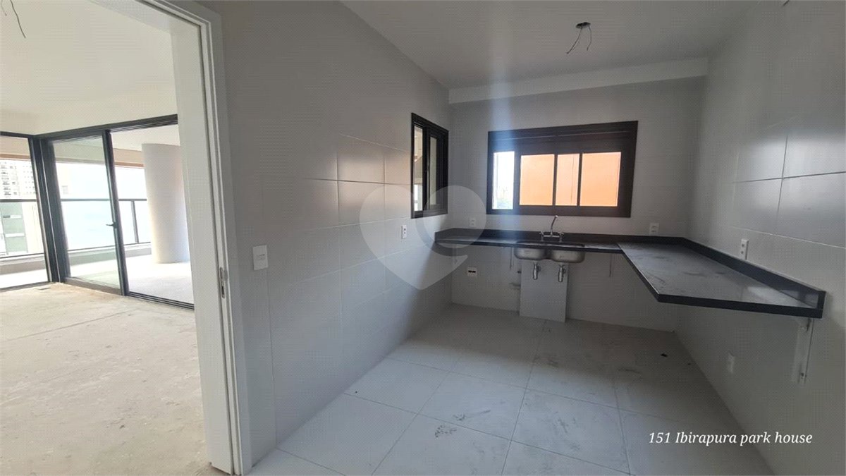 Apartamento à venda com 3 suítes em Moema, São Paulo, SP