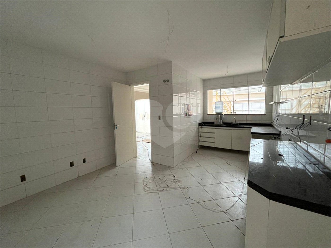 Casa à venda com 4 quartos, sendo 2 suítes, no condomínio Pedra Mar, Rio de Janeiro - RJ