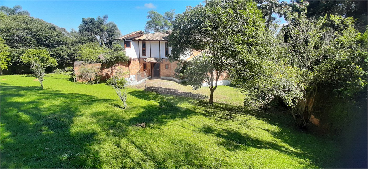 Sobrado à venda com 3 suítes em Serra da Cantareira, Mairiporã, SP