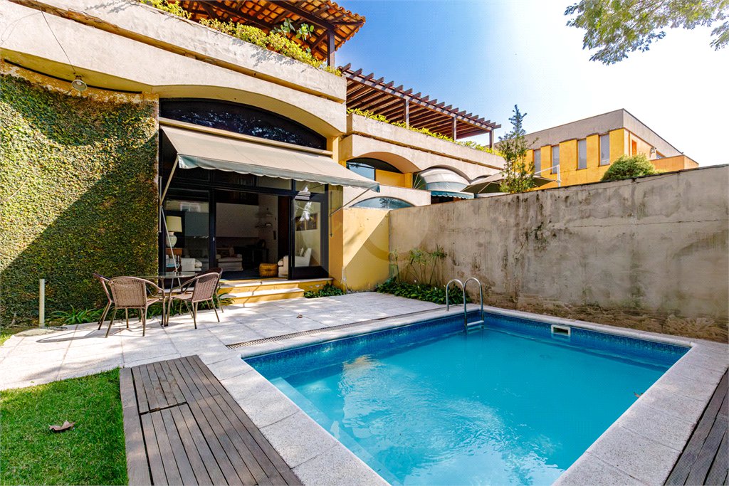 Casa à venda com 4 quartos, sendo 2 suítes, em Jardim Everest, São Paulo, SP