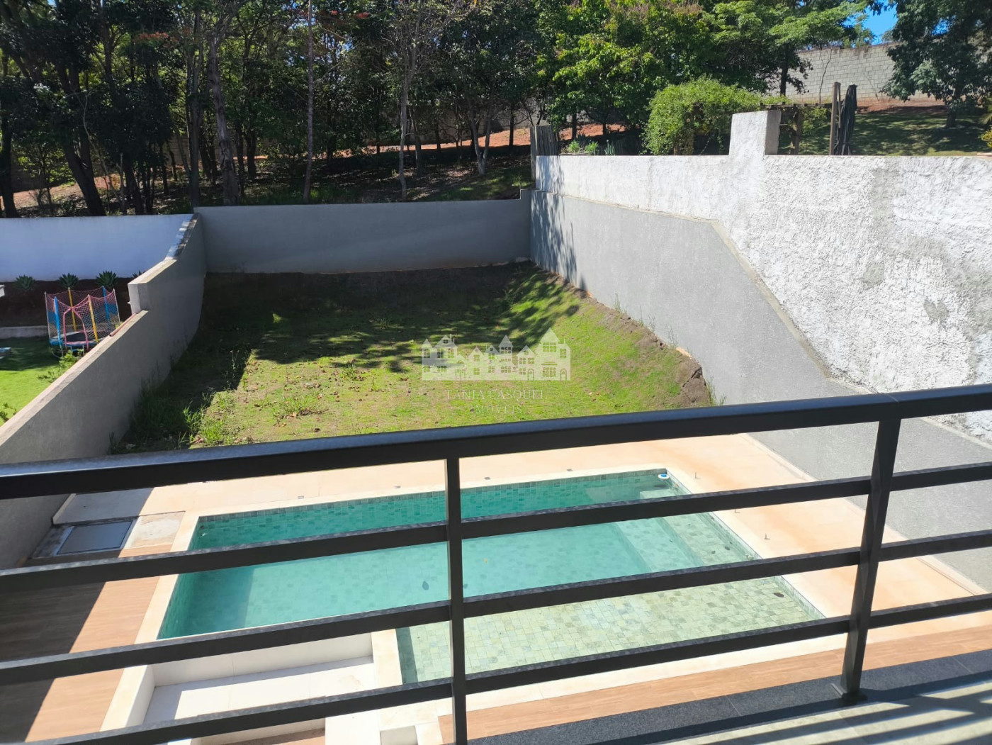 Casa à venda com 5 quartos, sendo 3 suítes, no condomínio Figueira Garden, Atibaia - SP