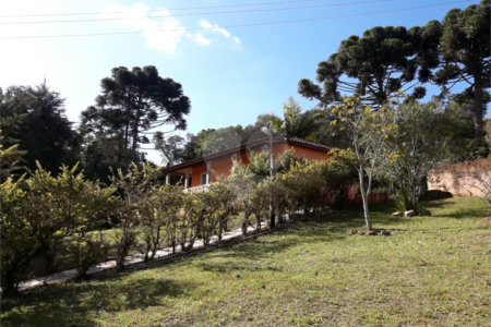 Chácara à venda com 8 quartos, sendo 3 suítes, no Centro, Toledo, MG