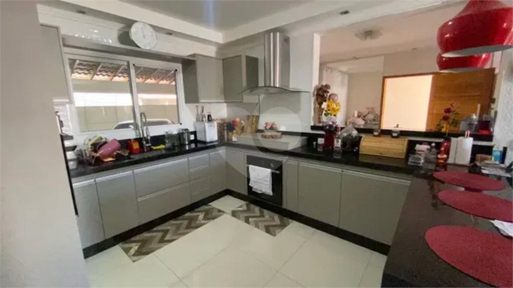 Sobrado à venda com 4 quartos, sendo 1 suíte, em Jardim Colorado, São José dos Campos, SP