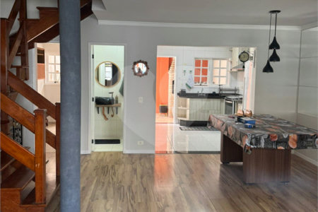 Casa à venda com 3 quartos, sendo 1 suíte, no condomínio Vilage Palmas, São Paulo - SP