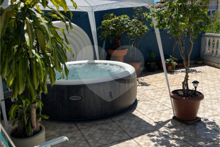 Sobrado à venda com 4 quartos, sendo 1 suíte,  em Jardim Las Vegas, Santo André, SP