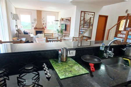 Casa à venda com 3 quartos, sendo 2 suítes, no condomínio Altos de São Roque, São Roque - SP