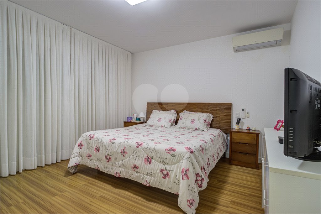 Sobrado à venda com 6 quartos, sendo 3 suítes, em Alto da Boa Vista, São Paulo, SP