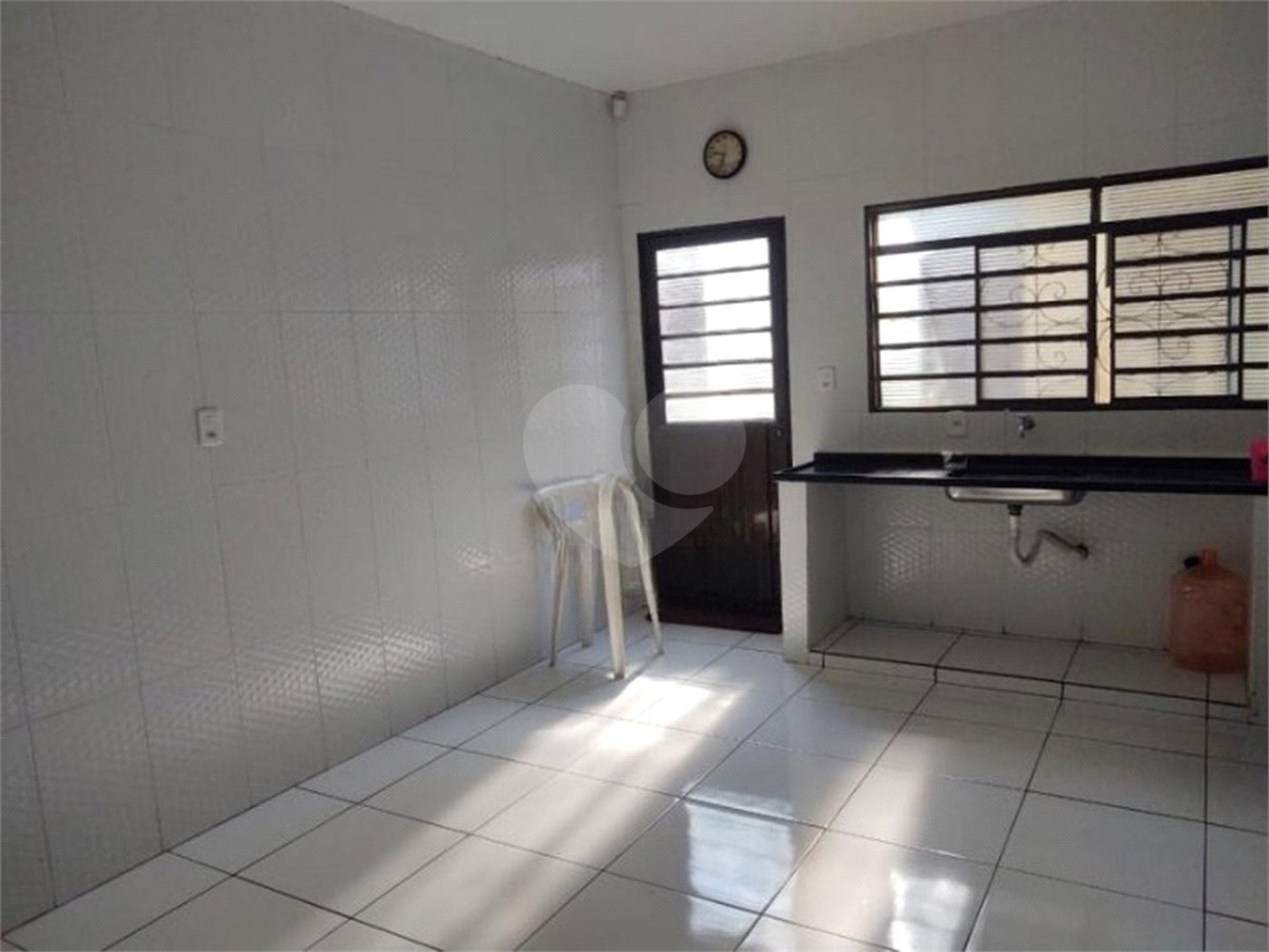Casa térrea com 2 dormitórios, sendo 1 suíte.