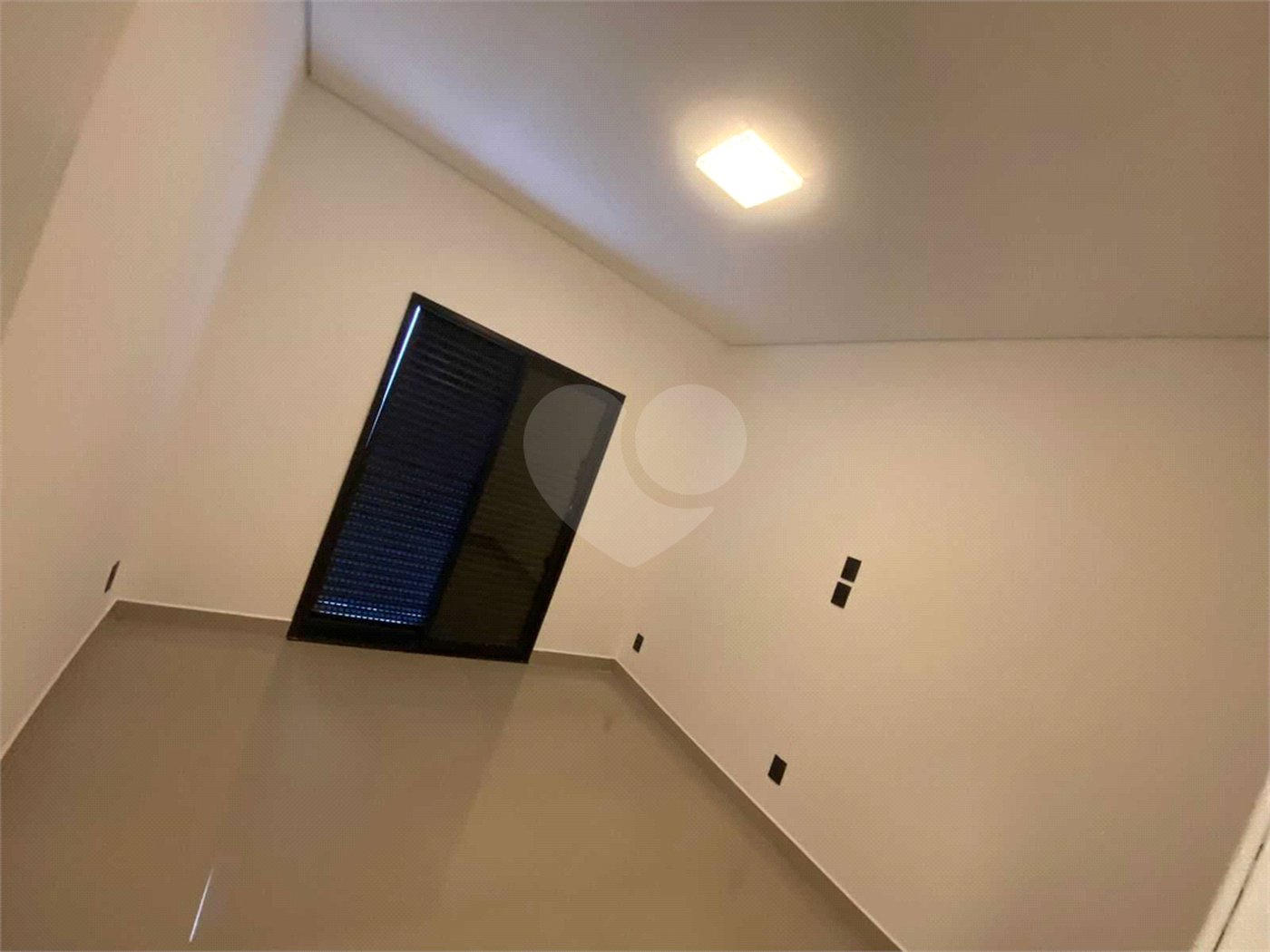 Casa à venda com 3 quartos, sendo 1 suíte,  no condomínio Residencial Helena Maria, Sorocaba - SP