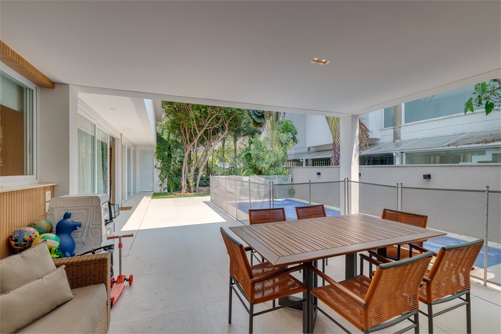 Casa à venda com 3 suítes no condomínio Residencial Canumã, São Paulo - SP