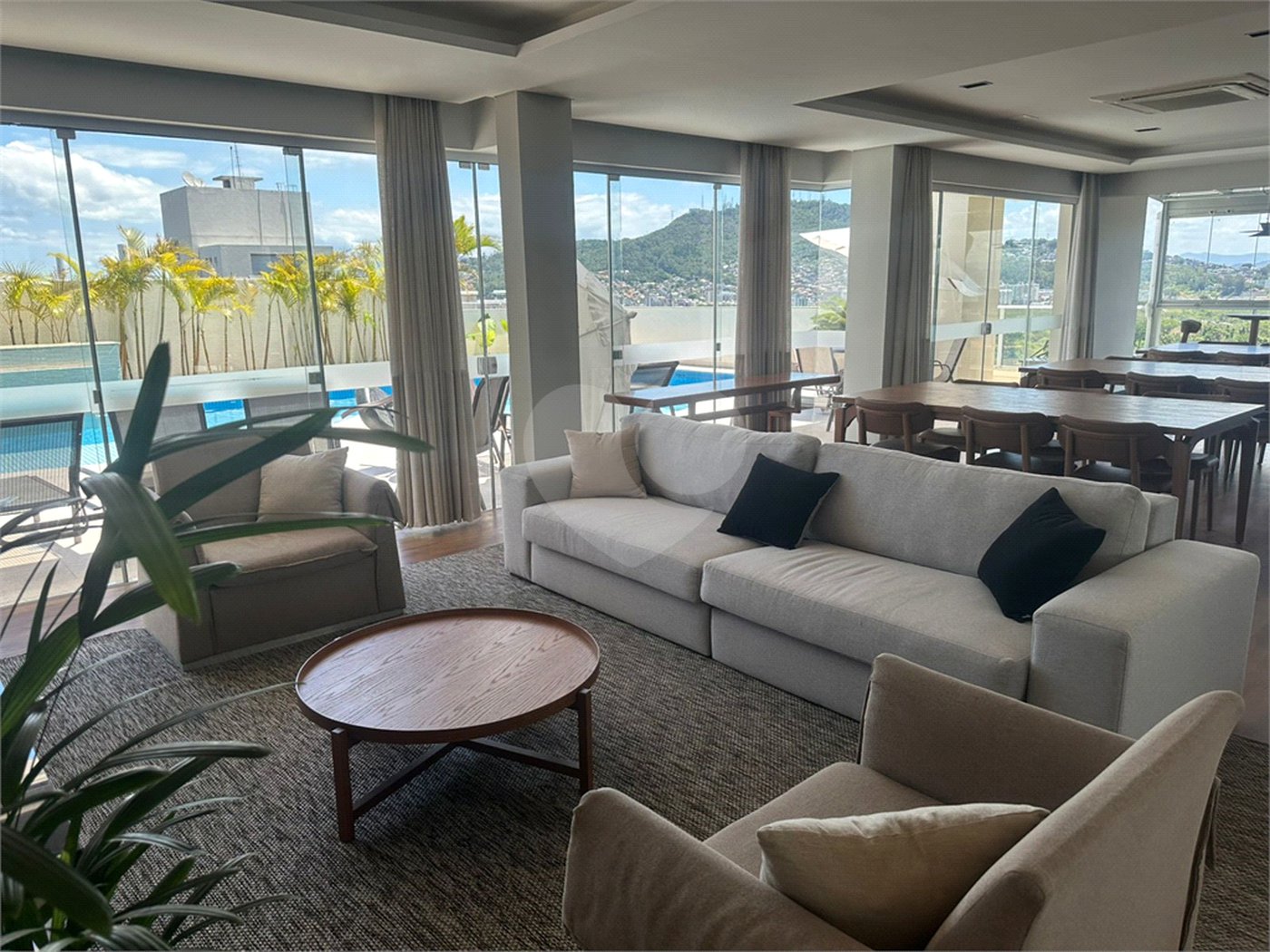 Apartamento à venda ou para alugar com 2 suítes em Itacorubi, Florianópolis, SC