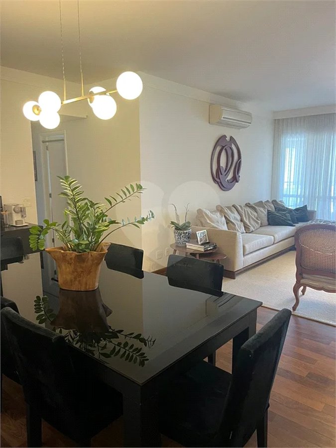 Apartamento em condomínio clube no Campo Belo