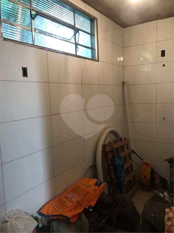 Casa térrea com 3 dormitórios, sendo 1 suíte.