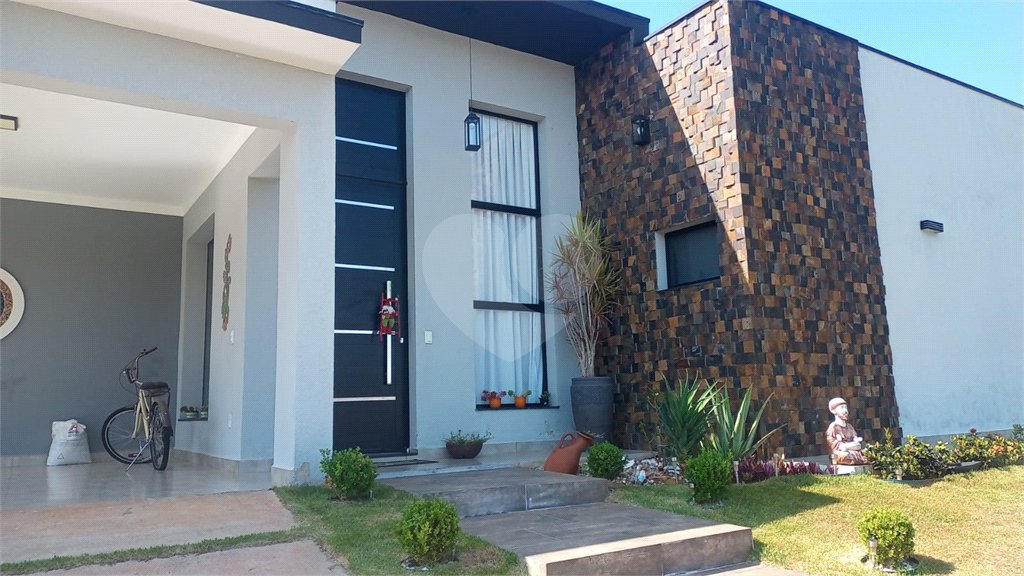 Casa à venda com 3 quartos, sendo 1 suíte, no condomínio Village da Serra, Araçoiaba da Serra - SP