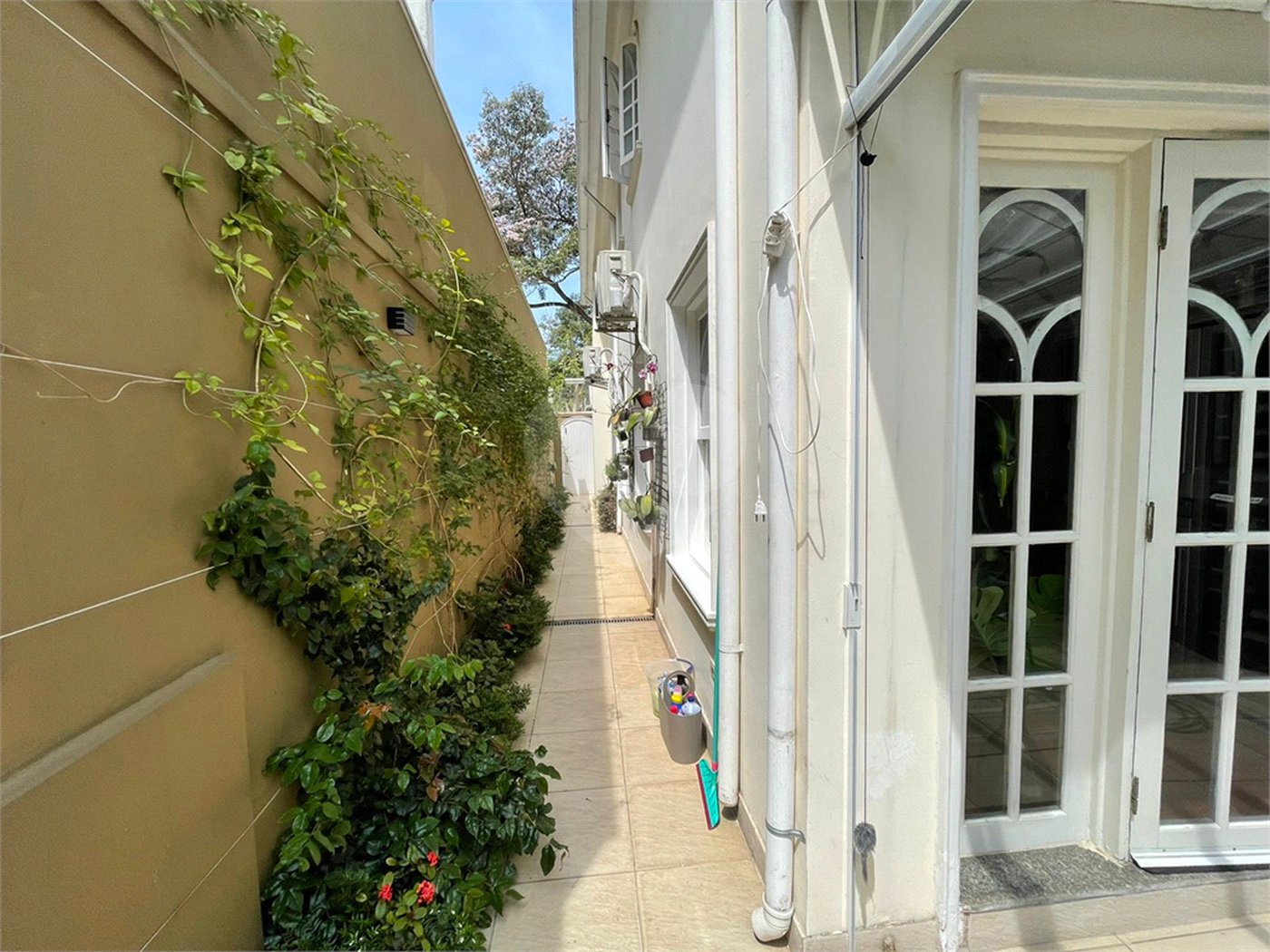 Casa em condomínio à venda ou para alugar com 4 quartos, sendo 3 suítes,  em Jardim Panorama, São Paulo, SP