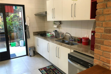 Casa à venda com 9 quartos, sendo 8 suítes, no condomínio Village Elisabete, Rio de Janeiro - RJ