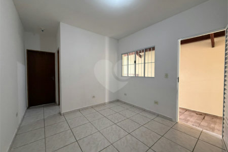 Casa térrea em Atibaia com 2 dormitórios, 2 vagas de garagem, quintal nos fundos, aceita financiamento